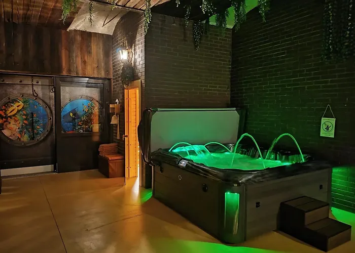 Ernests\' Unique Townhouse With Sauna, Hot Tub And Free Parking