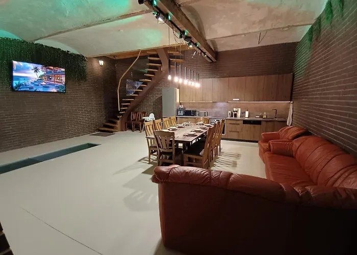 Ernests\' Unique Townhouse With Sauna, Hot Tub And Free Parking