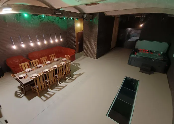 Ernests\' Unique Townhouse With Sauna, Hot Tub And Free Parking
